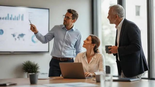 Time de tesouraria discutindo indicadores em painéis no escritório
